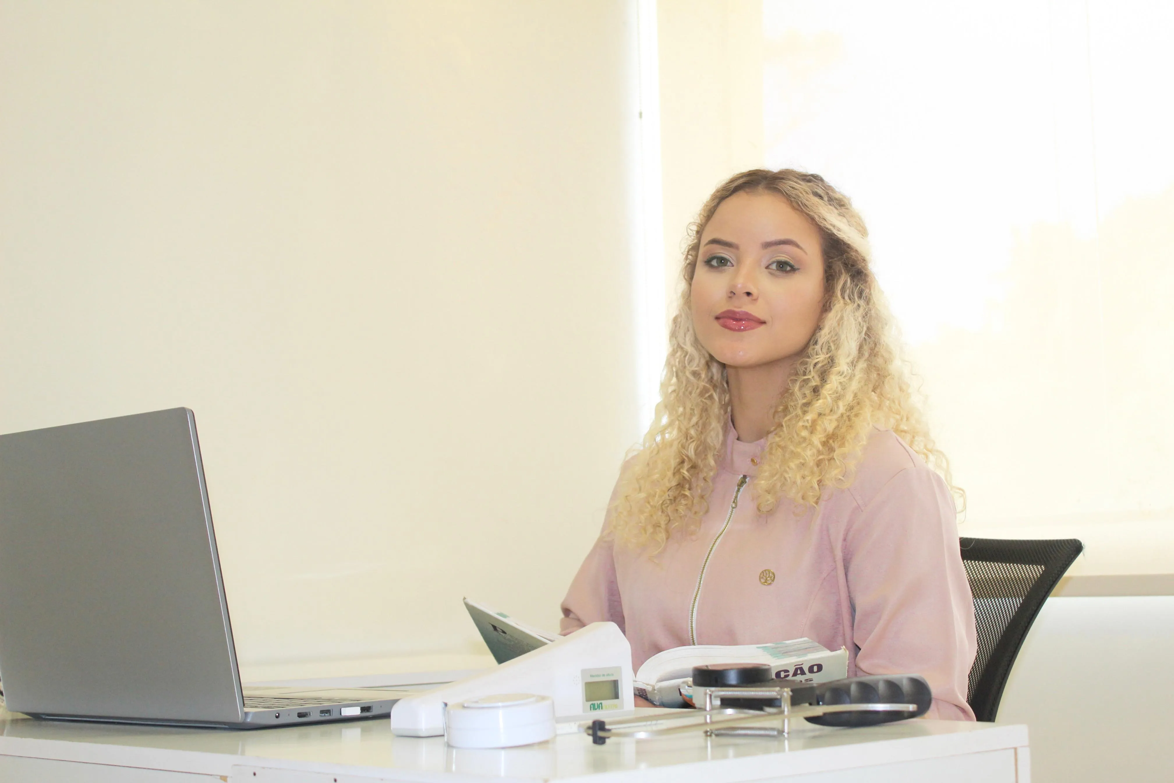 Nutricionista Stephane em seu consultório